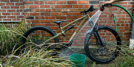 La Importancia Vital de Limpiar tu Bicicleta Después de Cada Uso, Especialmente Tras Entrenar bajo la Lluvia